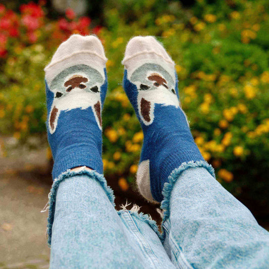 Bequeme Alpakawollsocken mit süßem Design, perfekt für gemütliche Tage im Freien.