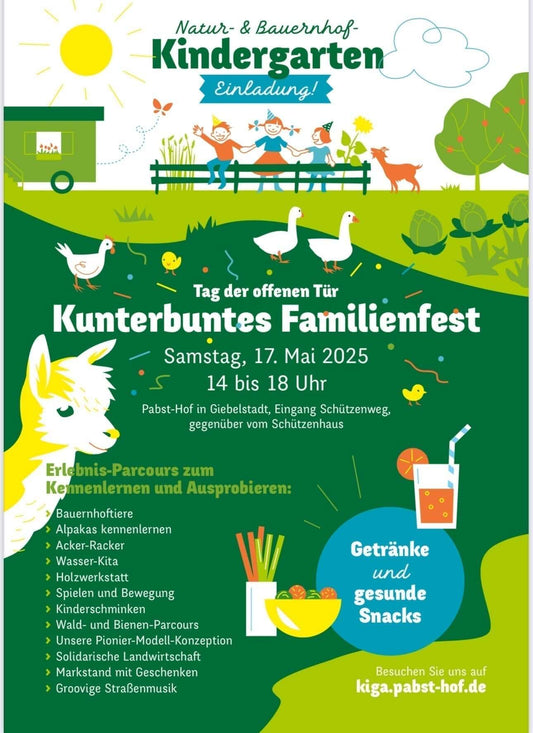 Kinder führen Alpakas beim Familienfest auf dem Pabst-Hof in Giebelstadt, Unterfranken.