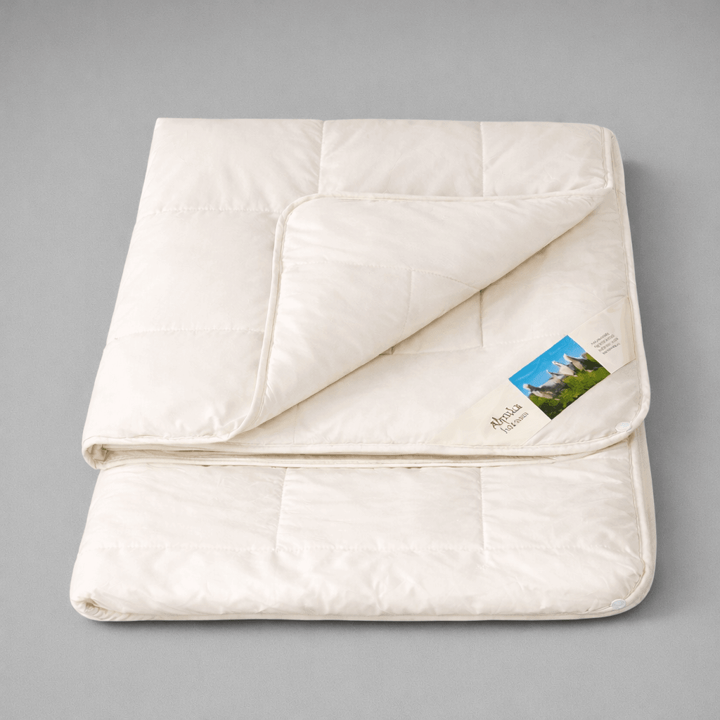 4-Jahreszeiten Bettdecke Alpaka – Handgefertigte Naturbettdecke aus 100% Alpakavlies in Beige.