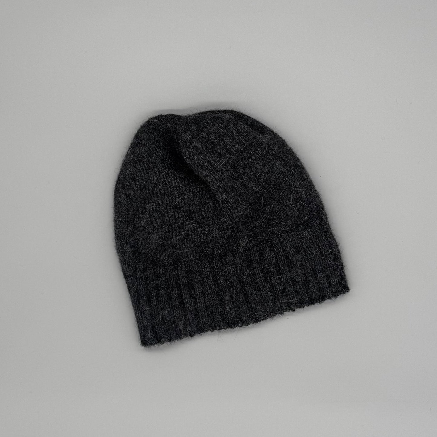 Alpaka Mütze aus 100 % Babyalpakawolle für Herren – Handgestrickt & Grau