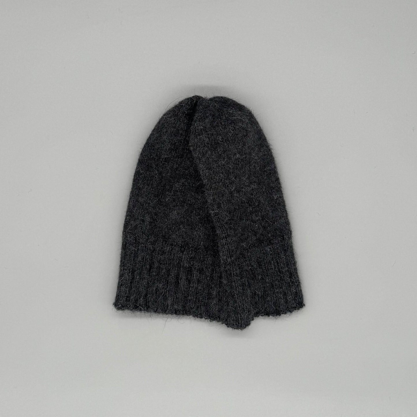 Alpaka Mütze aus 100 % Babyalpakawolle für Herren – Handgestrickt & Grau