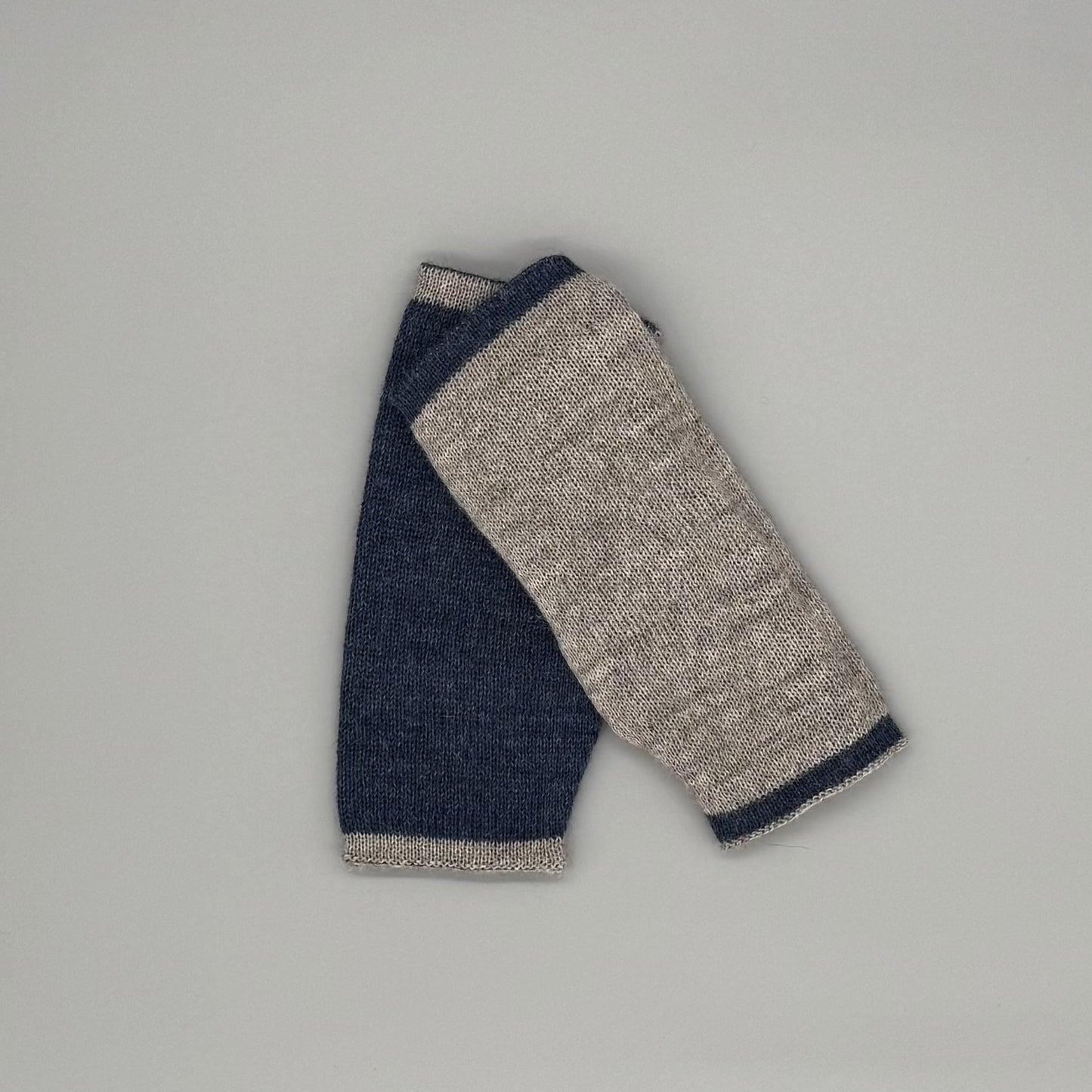 Weiche Armstulpen aus 100% Baby Alpakawolle – Wendbare Armstulpen mit Daumenöffnung (Grau, Blau)