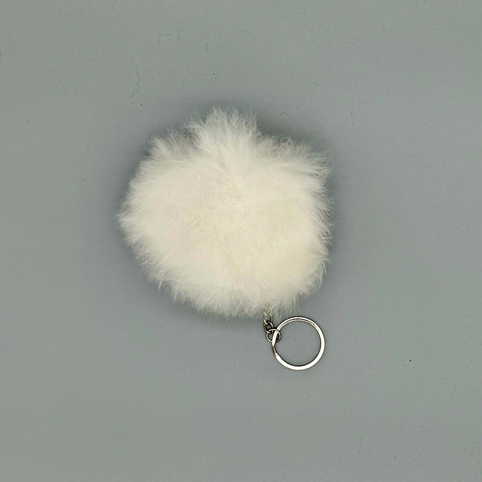 Flauschiger, handgemachter Alpaka Bommel Anhänger aus weißen Fell mit Schlüsselring für Taschen und Schlüssel.
