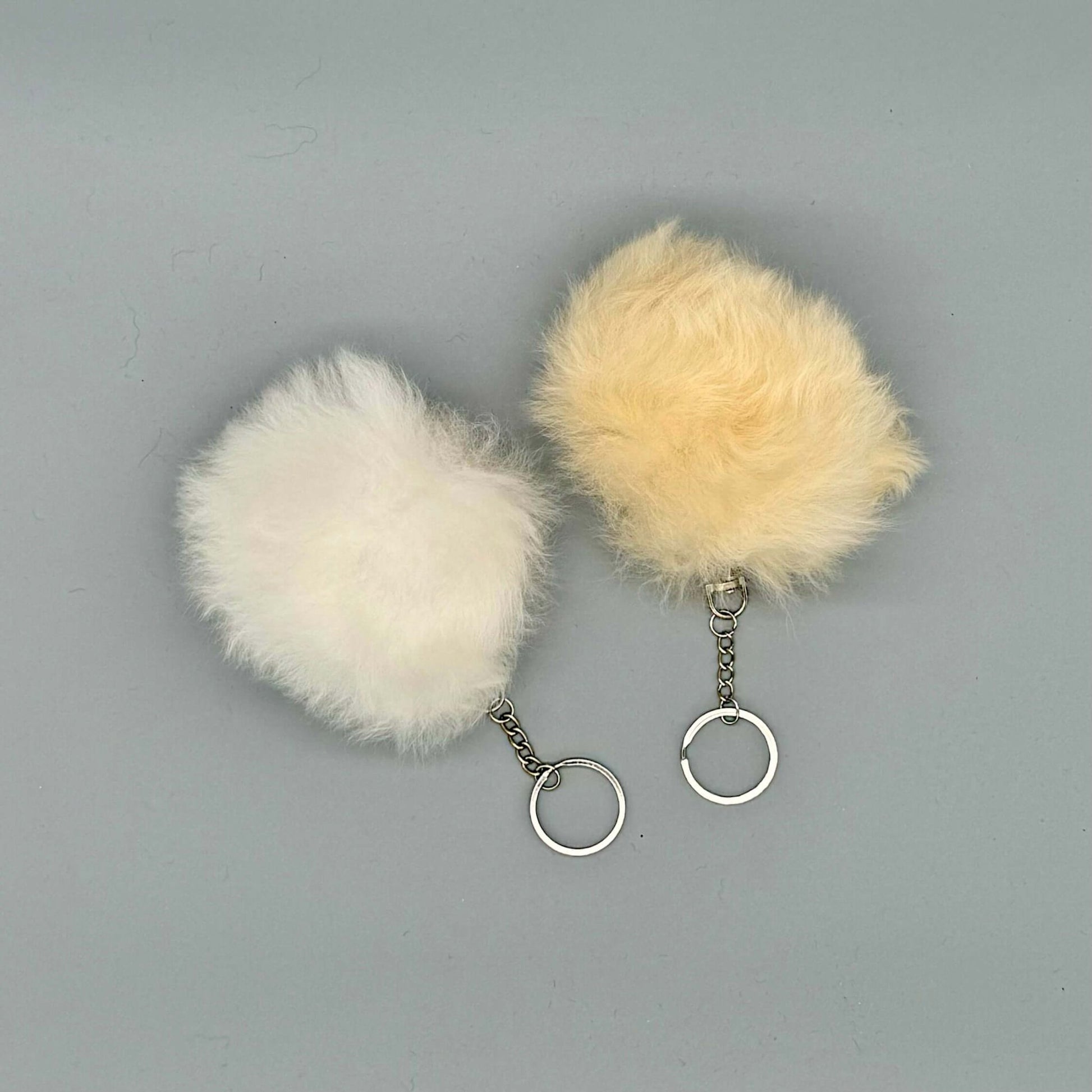 Handgefertigter Bommel Taschenanhänger aus Alpakawolle, flauschig und ideal als Geschenk für Wollliebhaber