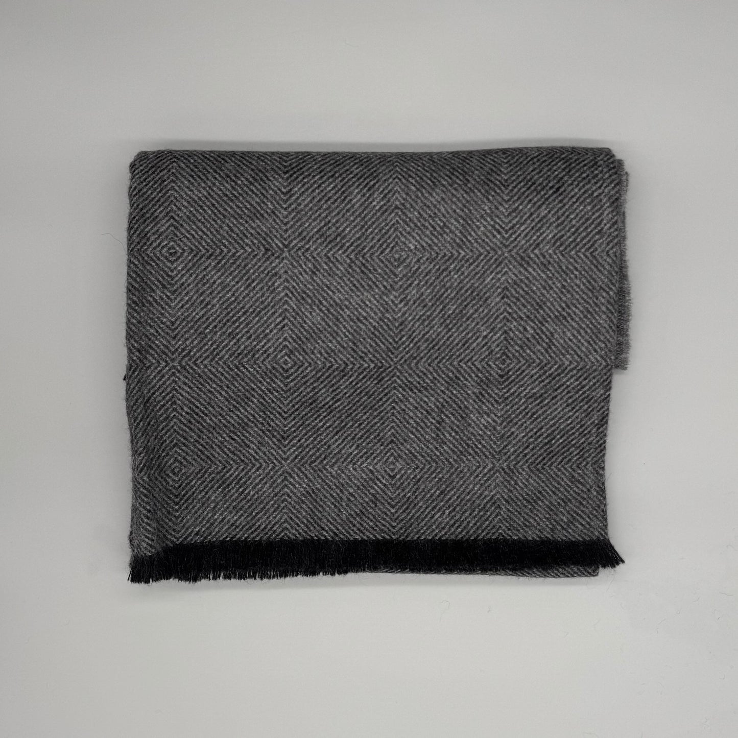 Alpaka Tagesdecke aus 100% Babyalpaka Wolle – Weiche Couchdecke mit Diamantstruktur (135x185 cm)