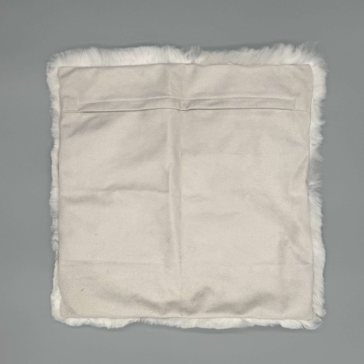 Alpaka Kissen 40x40 cm mit weichem Babyalpakafell und Wildleder-Rückseite in neutralem Farbton.