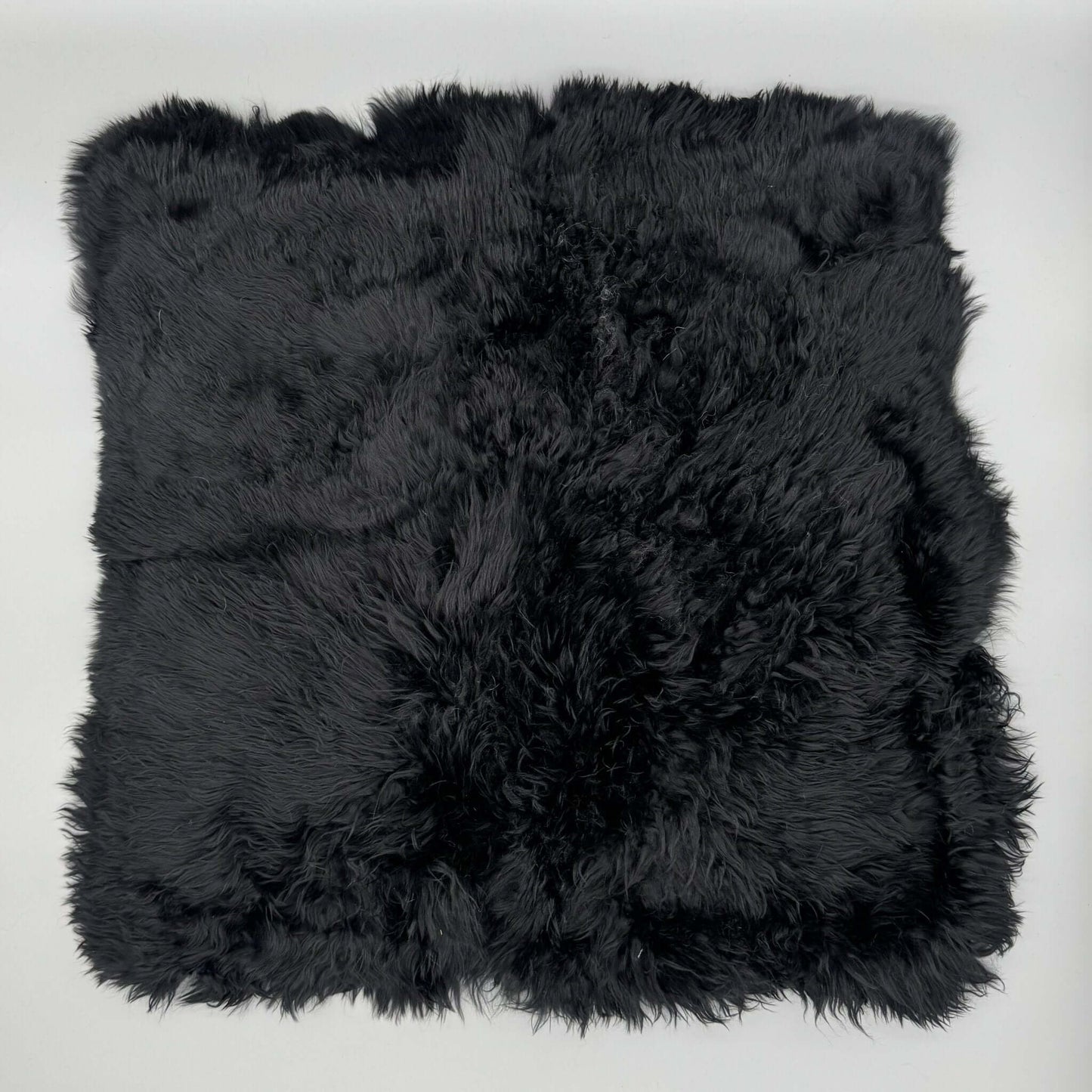 Schwarze Alpakafell Kissenhülle 50x50 cm – hypoallergen und edel