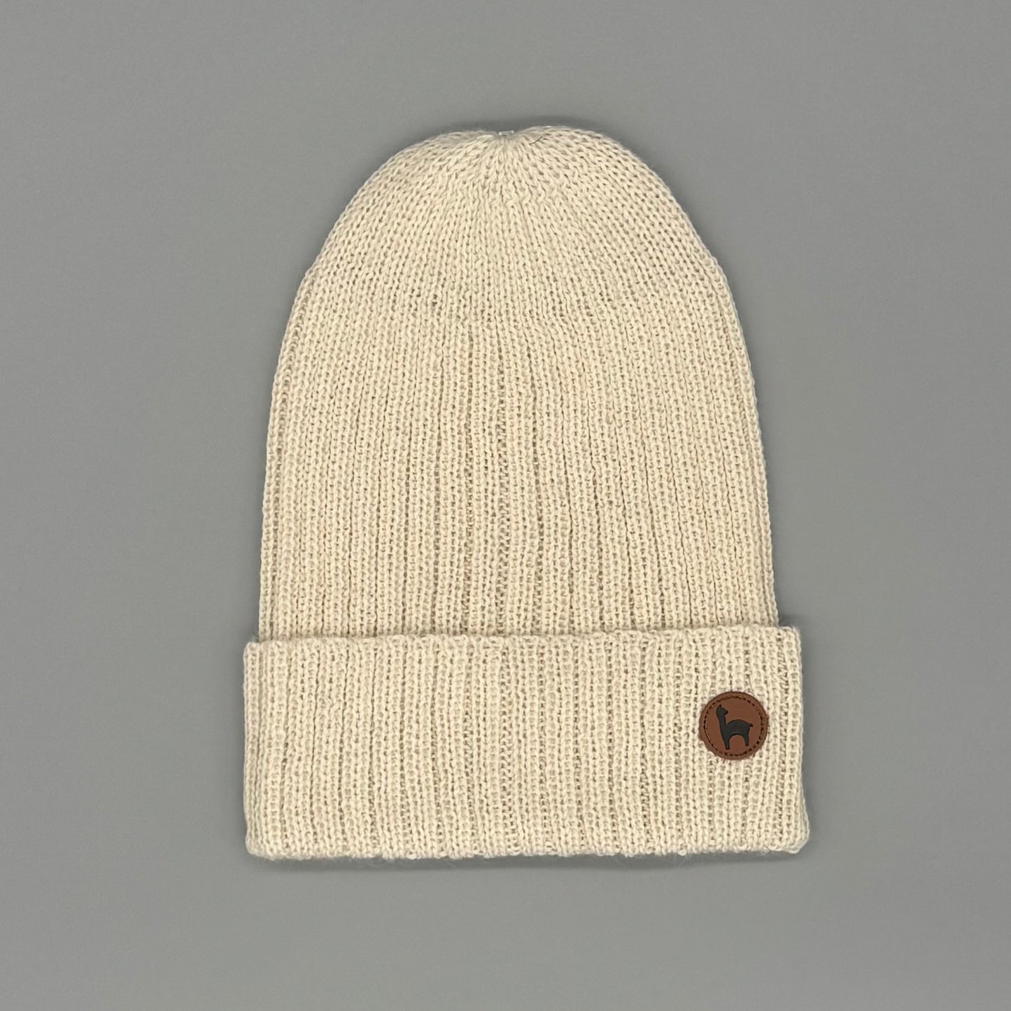 Weiche Beanie aus Baby-Alpakawolle in Cremefarbe, perfect fit for all head shapes, cozy and versatile for all seasons.