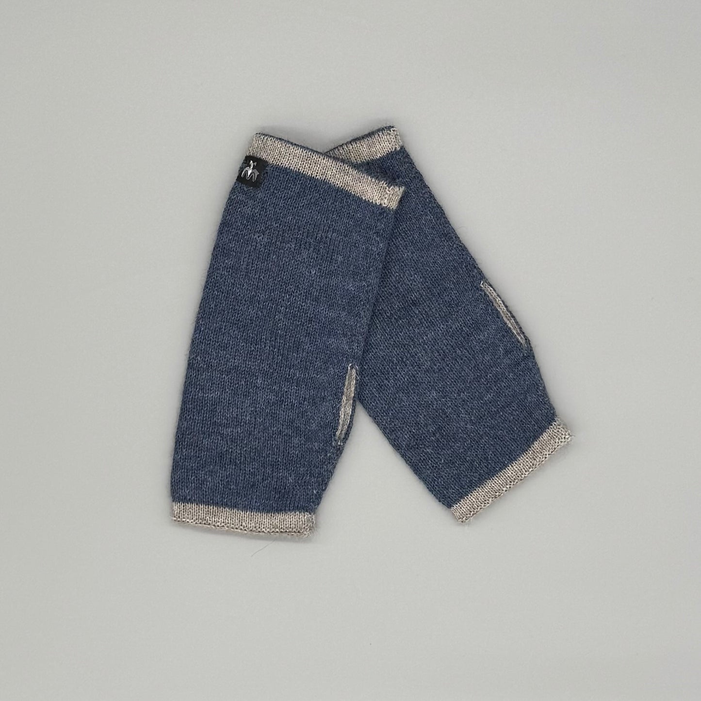 Weiche Armstulpen aus 100% Baby Alpakawolle – Wendbare Armstulpen mit Daumenöffnung (Grau, Blau)