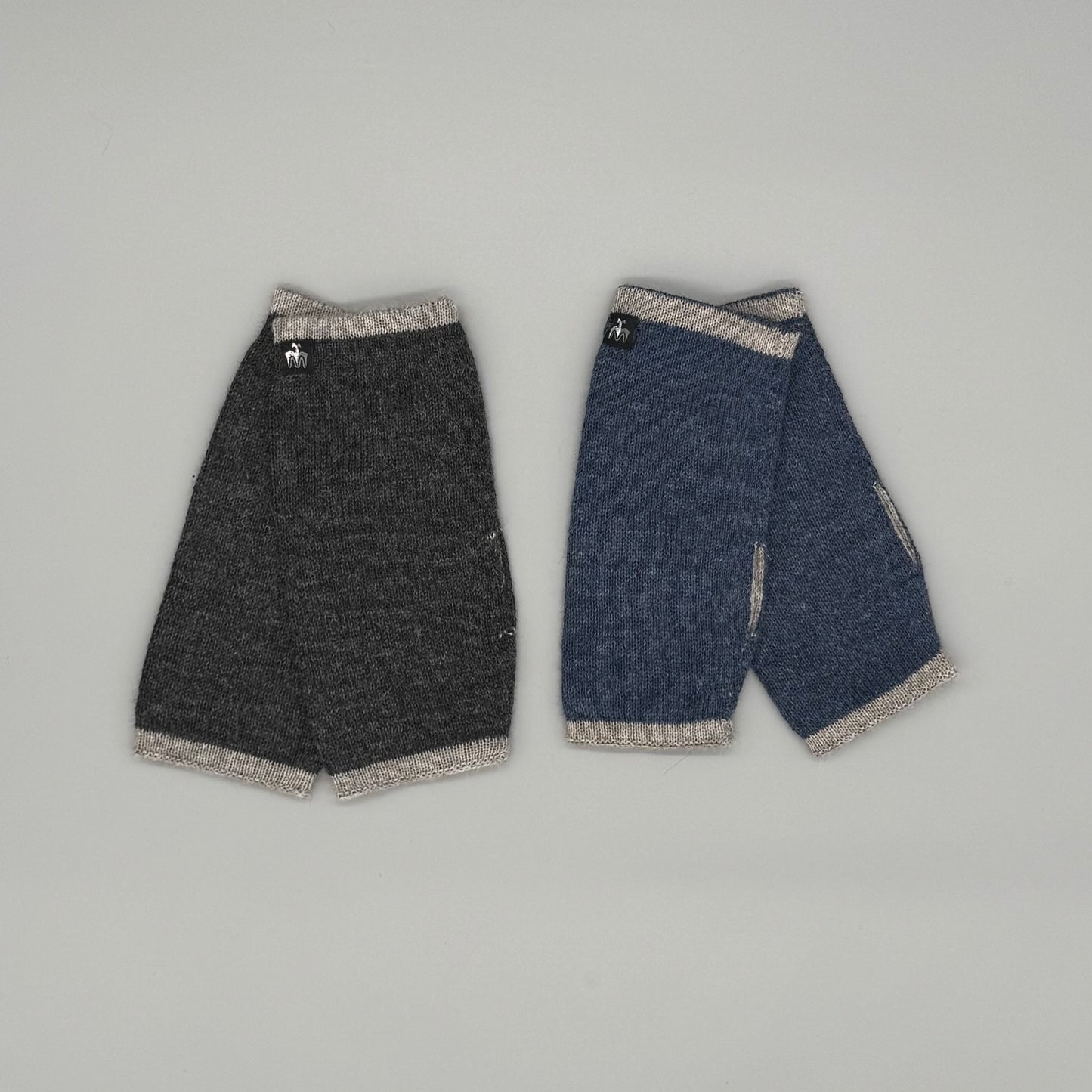 Weiche Armstulpen aus 100% Baby Alpakawolle – Wendbare Armstulpen mit Daumenöffnung (Grau, Blau)