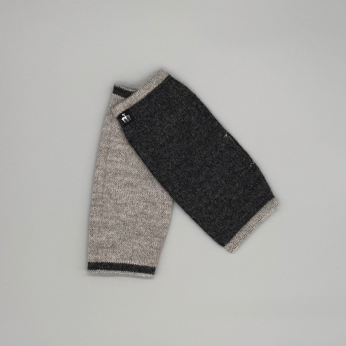 Weiche Armstulpen aus 100% Baby Alpakawolle – Wendbare Armstulpen mit Daumenöffnung (Grau, Blau)