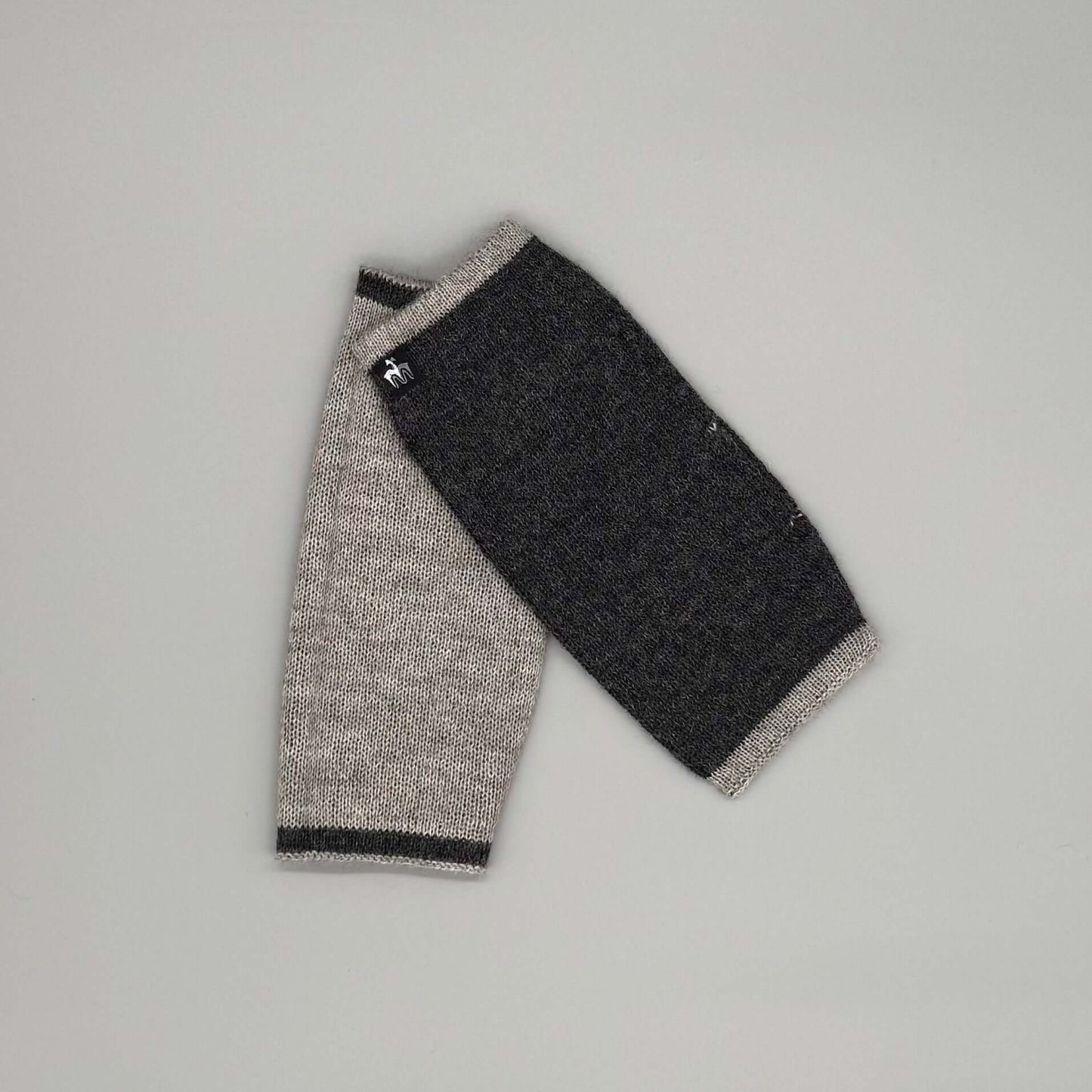Alpaka Armstulpen aus 100% Baby Alpakawolle in Grau und Blau – warmer und weicher Pulswärmer für Damen und Herren.