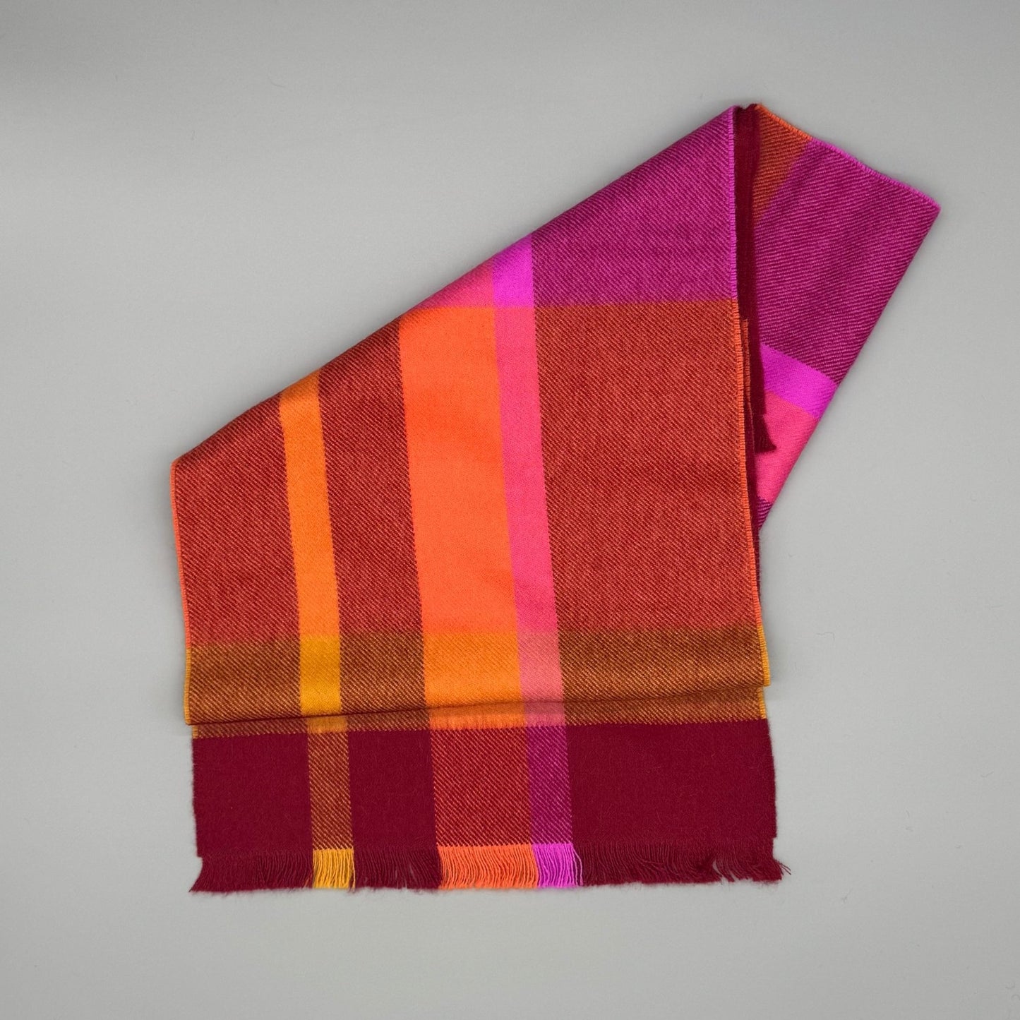 Alpaka Webschal aus 100% Baby Alpakawolle mit mehrfarbigem Karomuster, 30 × 180 cm.