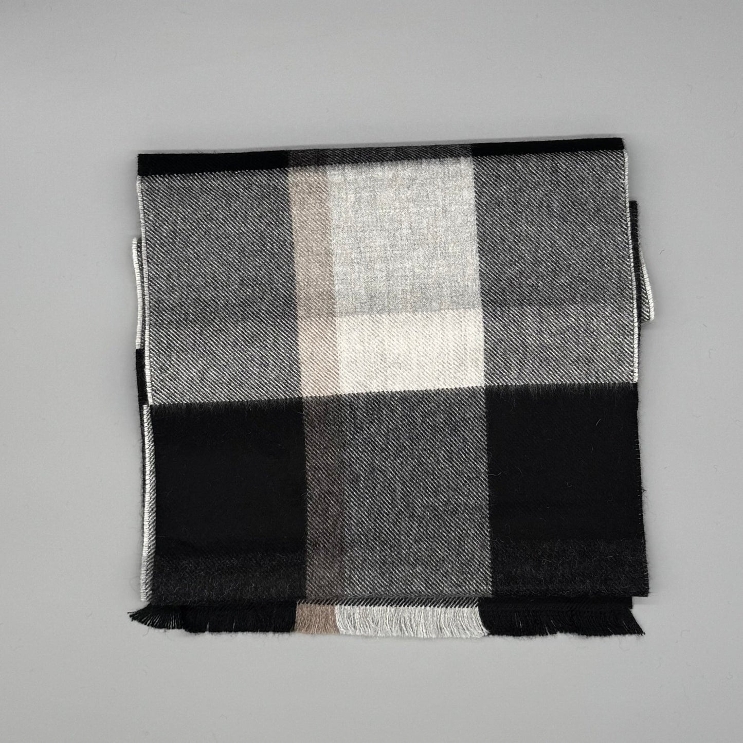 Alpaka Webschal aus 100% Baby Alpakawolle in schwarz-weiß-karierter Ausführung, 30 × 180 cm.