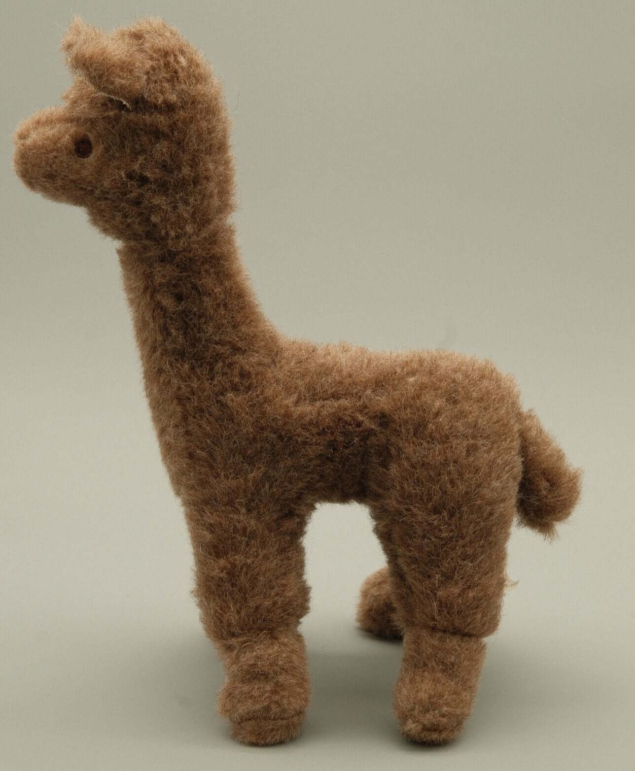 Alpaka Kuscheltiere online kaufen wie dieses nachhaltige Alpaka Stofftier in optimaler Größe
