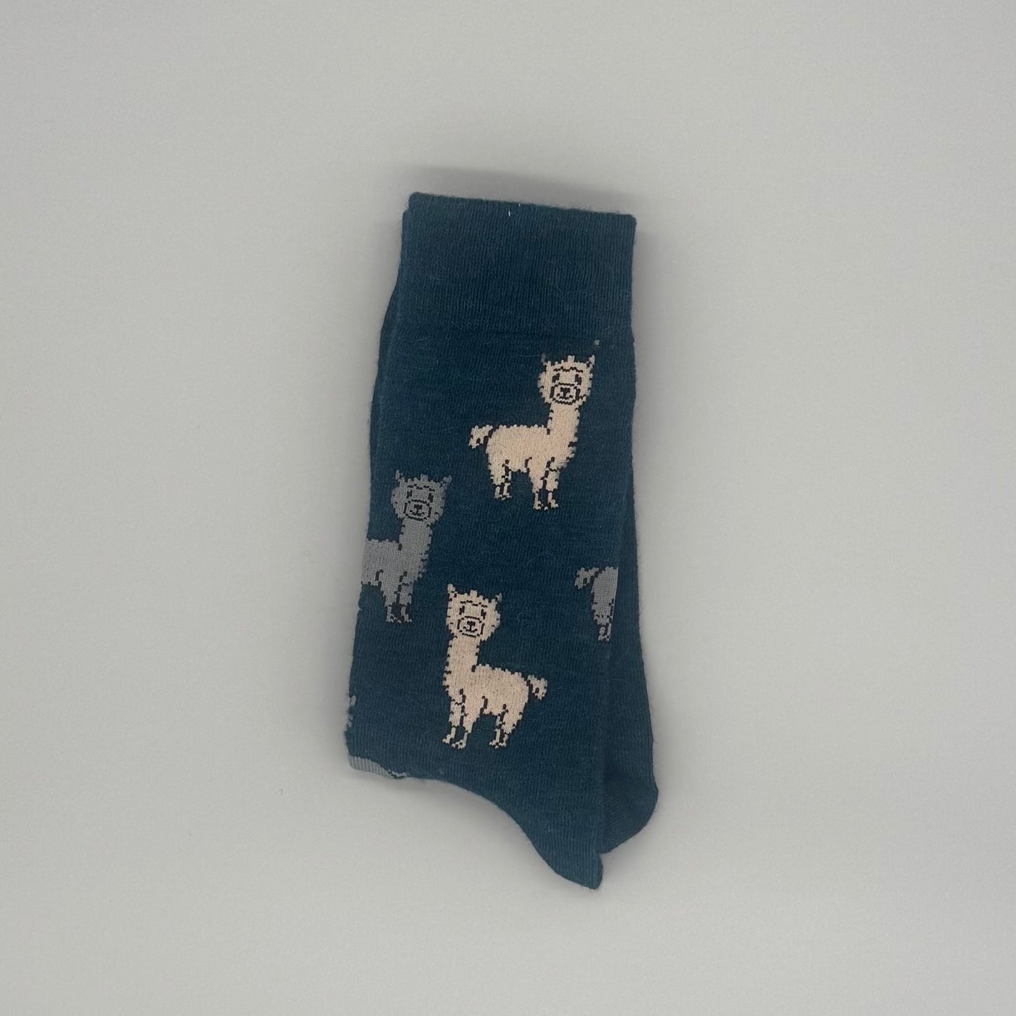 Bunte Alpaka Strümpfe aus Baby Alpakawolle mit süßem Alpaka-Motiv in Blau und Beige.