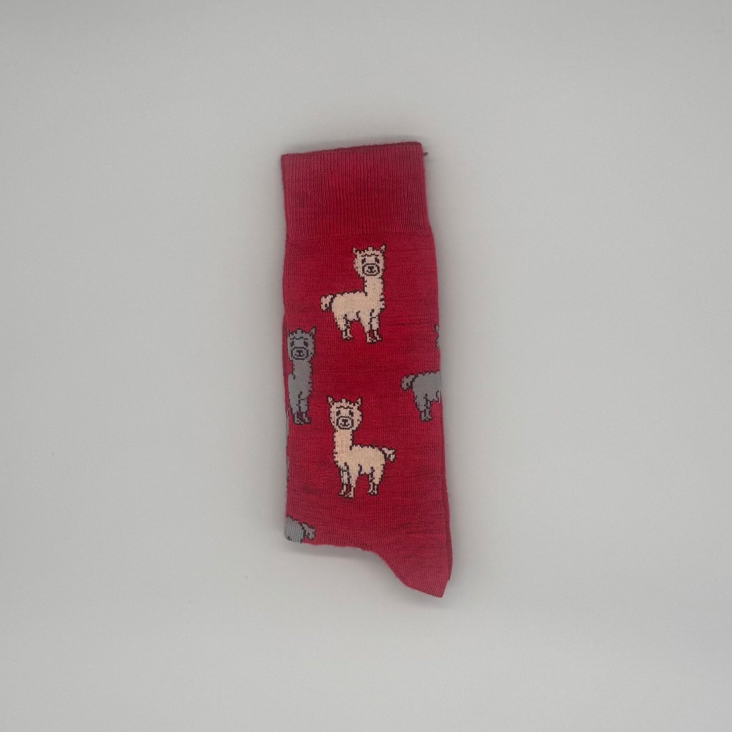 Bunte Alpaka Strümpfe mit süßem Alpaka-Motiv in Rot und Grau, aus 80% Baby Alpakawolle, atmungsaktiv und nachhaltig.