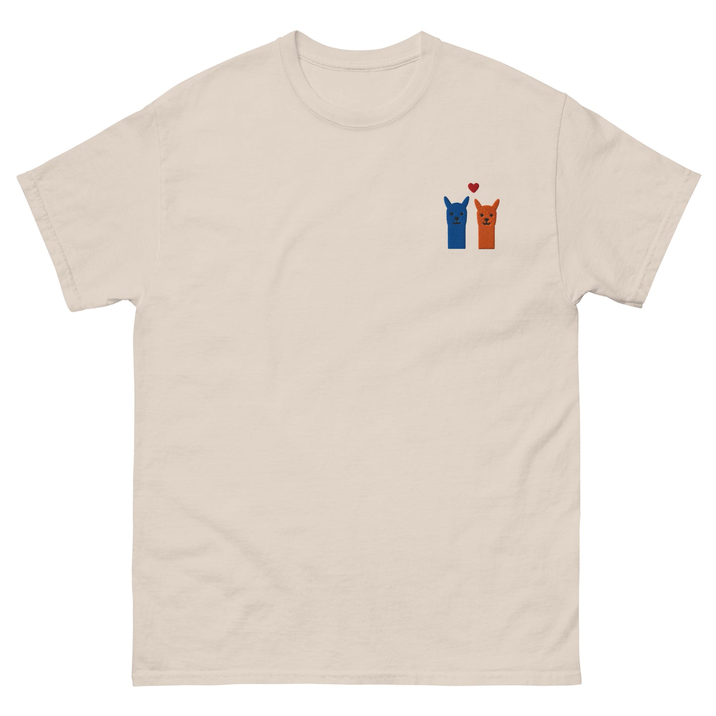T-Shirt mit handgesticktem Alpaka-Motiv und Herzsymbol auf weißem Baumwollstoff