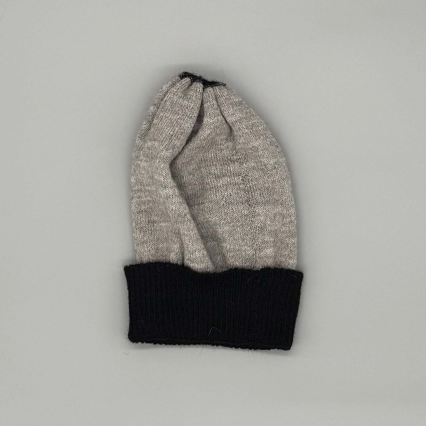Graue Mütze aus Alpakawolle mit Umschlag - warm und weich, ideal für den Herbst und Winter