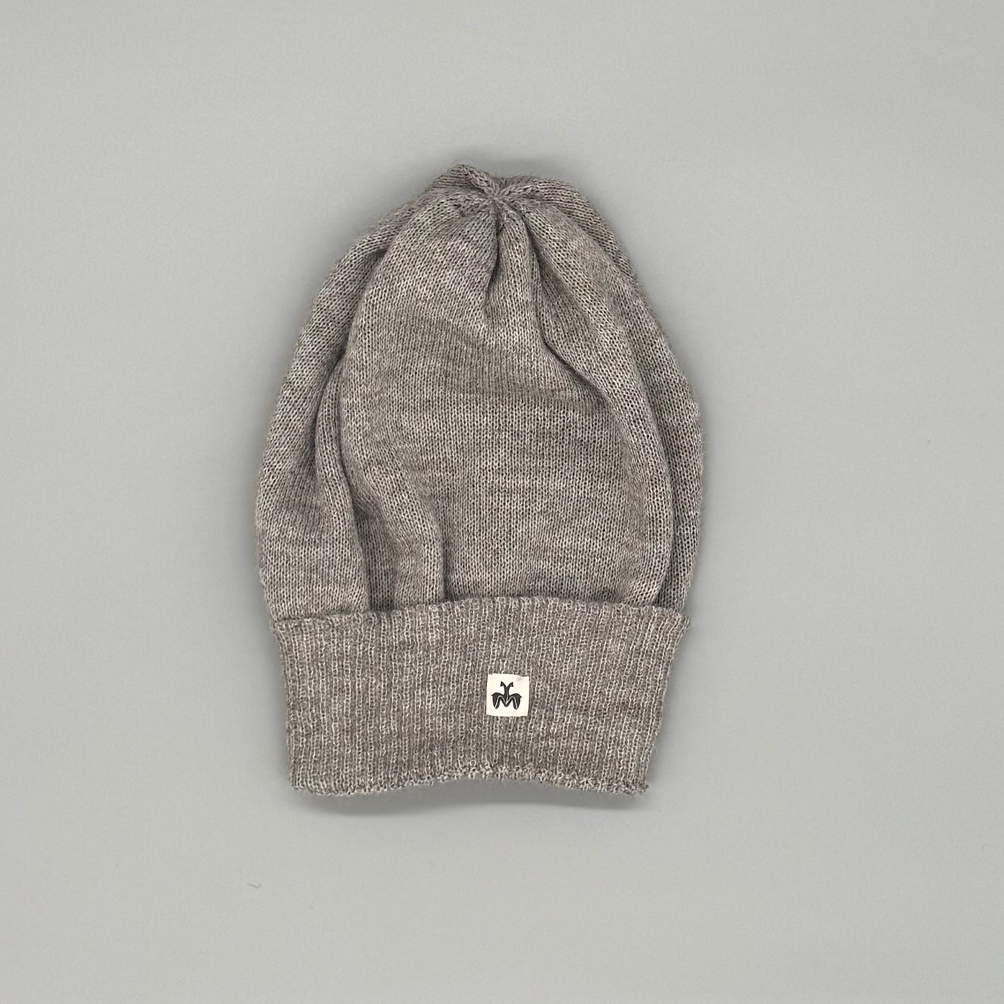 Grau wendbare Alpaka Mütze aus 100% Baby-Alpakawolle, unisex und modern, ideal für empfindliche Haut.