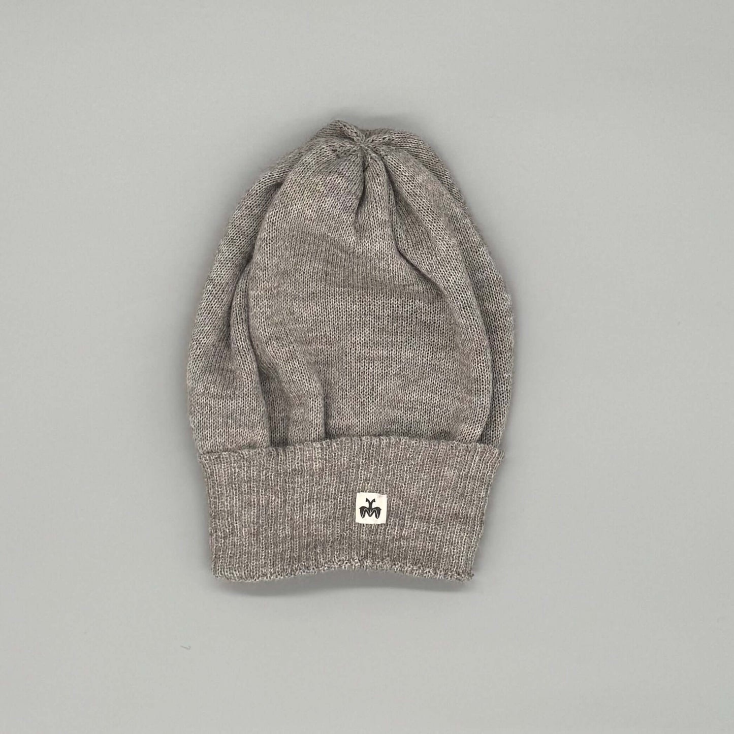 Grau wendbare Alpaka Mütze aus 100% Baby-Alpakawolle, unisex und modern, ideal für empfindliche Haut.