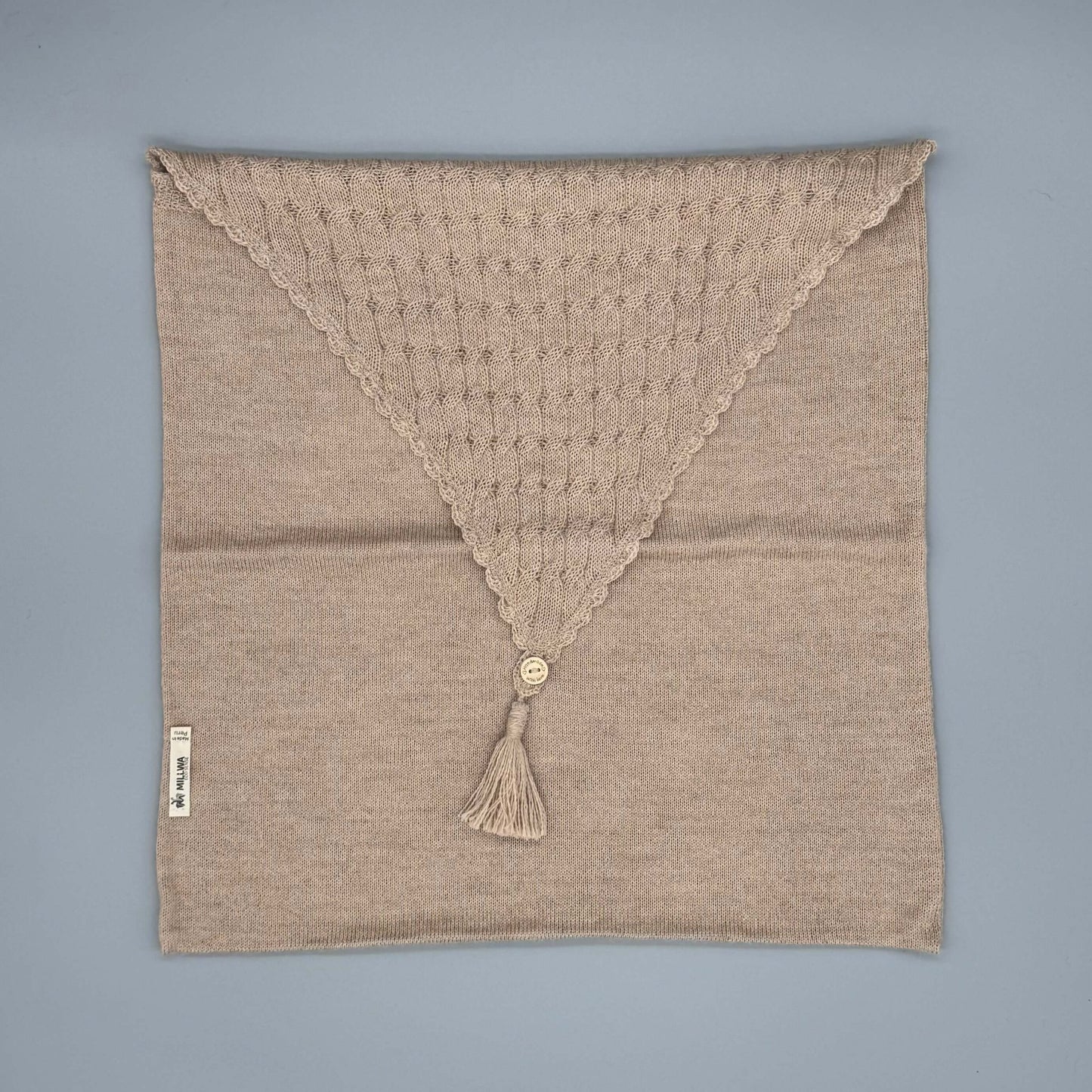 Brauner Alpaka-Strickbezug 40 × 40 cm mit Zopfmuster und Knopfverschluss – feine Baby-Alpakawolle