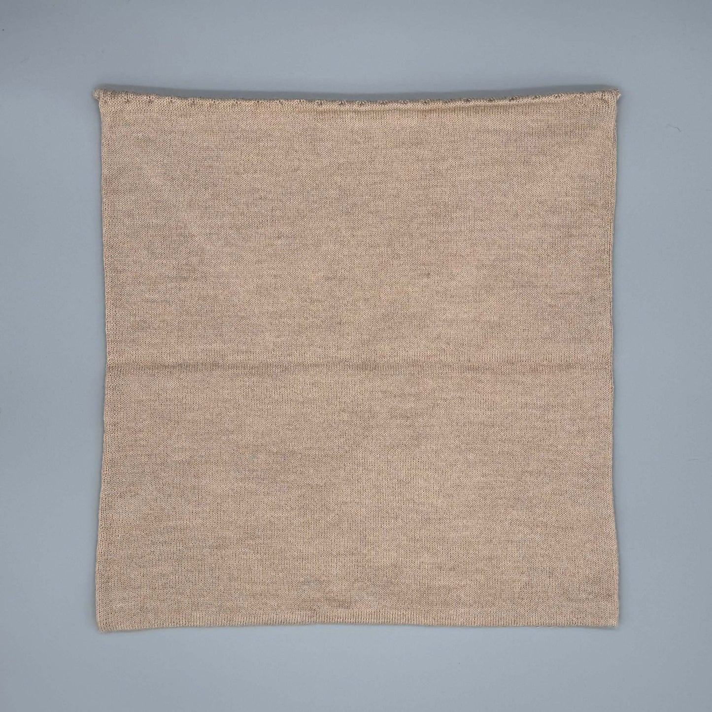 Beiger Alpaka-Strickkissenbezug 45 × 45 cm aus Baby-Alpakawolle mit Knopfverschluss – weich & hypoallergen