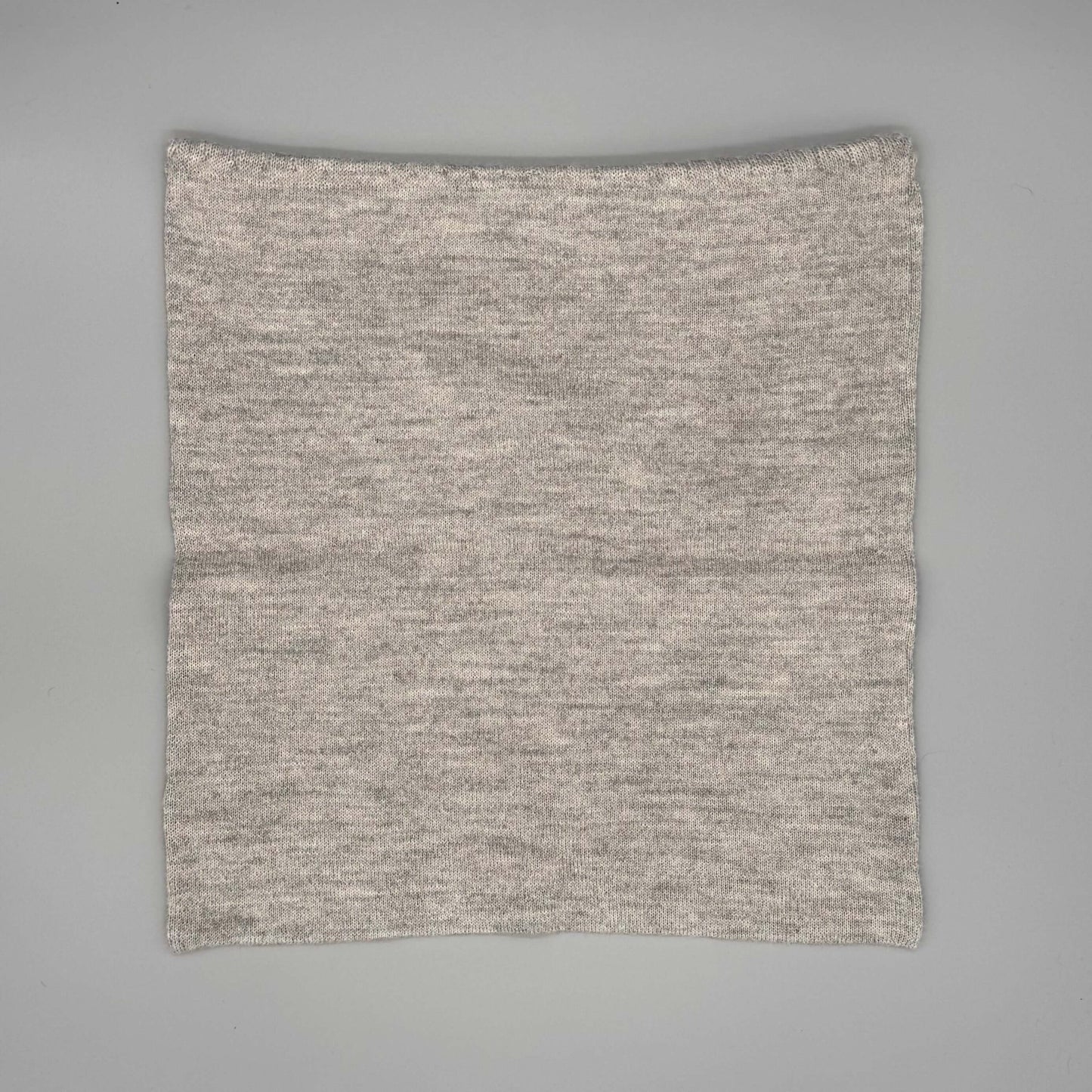 Grau melierter Alpaka-Strickkissenbezug 40 × 40 cm, Baby-Alpakawolle, elegante Strickoptik mit Knöpfen