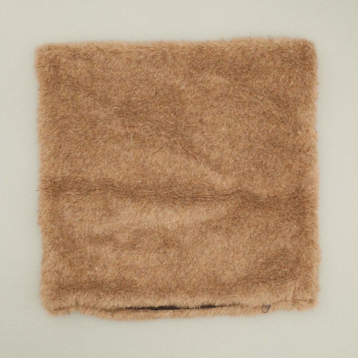 Weiche Alpaka-Kissenhülle aus 100% Alpakawolle für gemütliche Nächte, ideal als Kuschelkissen.