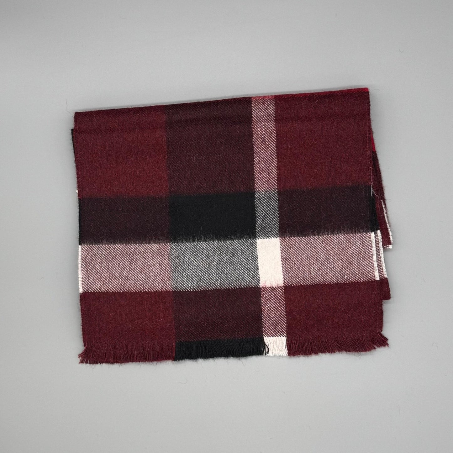 Alpaka Webschal aus 100% Baby Alpakawolle mit mehrfarbigem Karomuster, 30 × 180 cm.