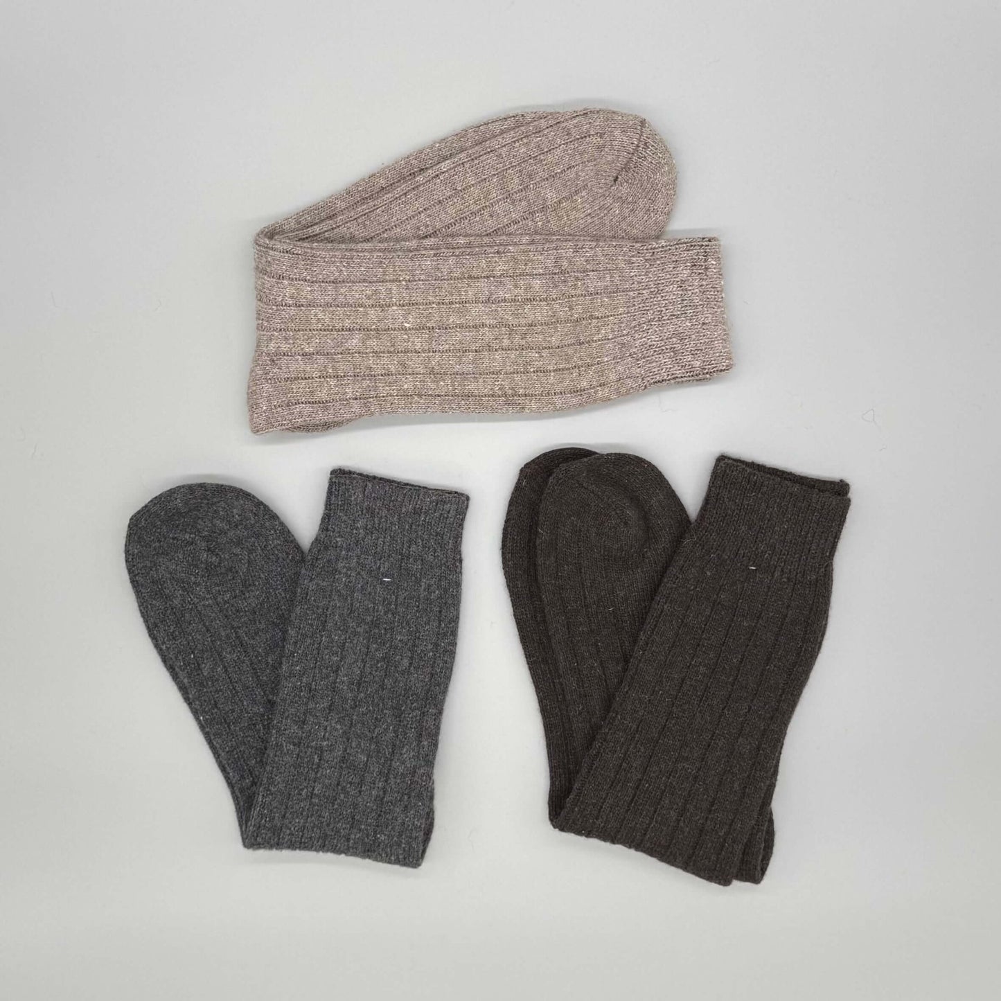 Kuschelige Alpaka Stricksocken in Grau und Braun – Beste Socken für kalte Füße, aus 92% Alpakawolle.