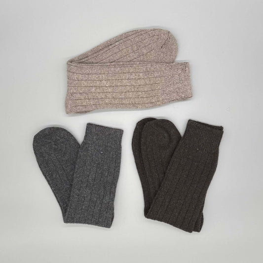 Kuschelige Alpaka Stricksocken in Grau und Braun – Beste Socken für kalte Füße, aus 92% Alpakawolle.