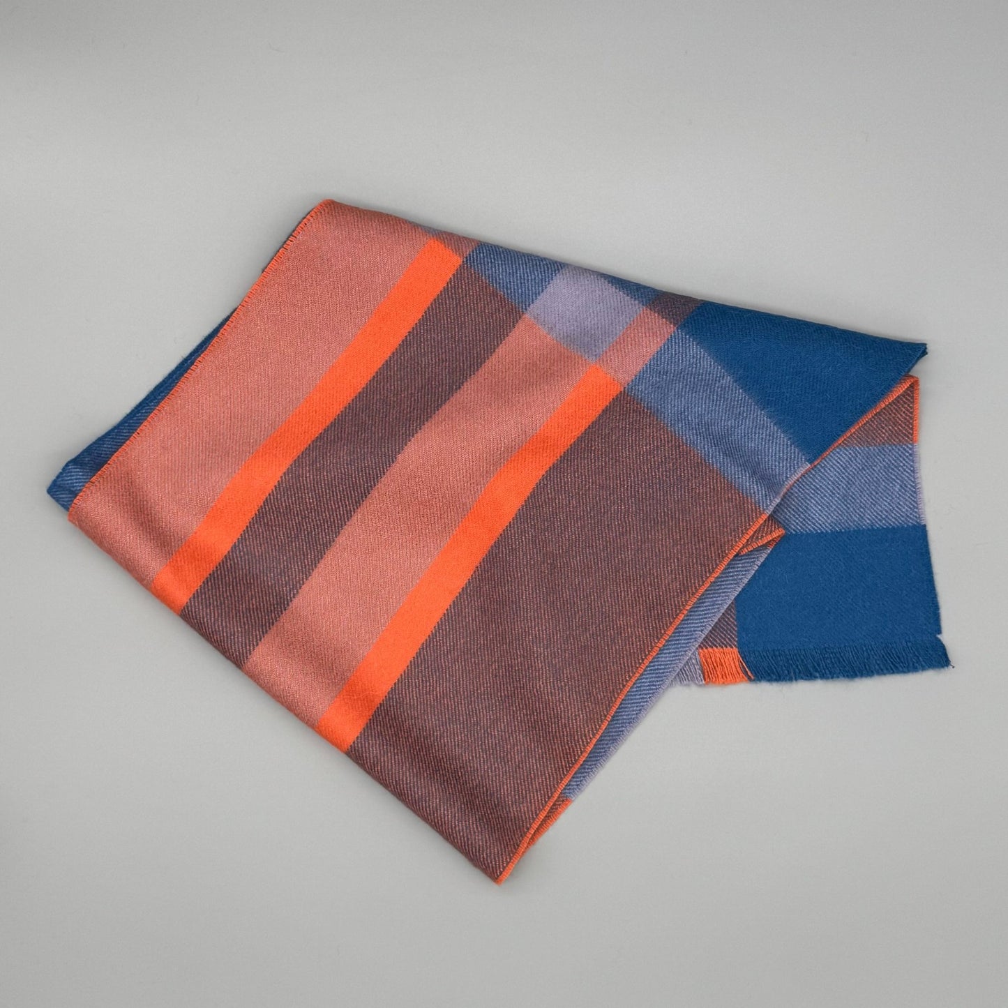 Alpaka Webschal aus 100% Baby Alpakawolle im mehrfarbigen Karomuster, 30 × 180 cm – stilvoll und warm.