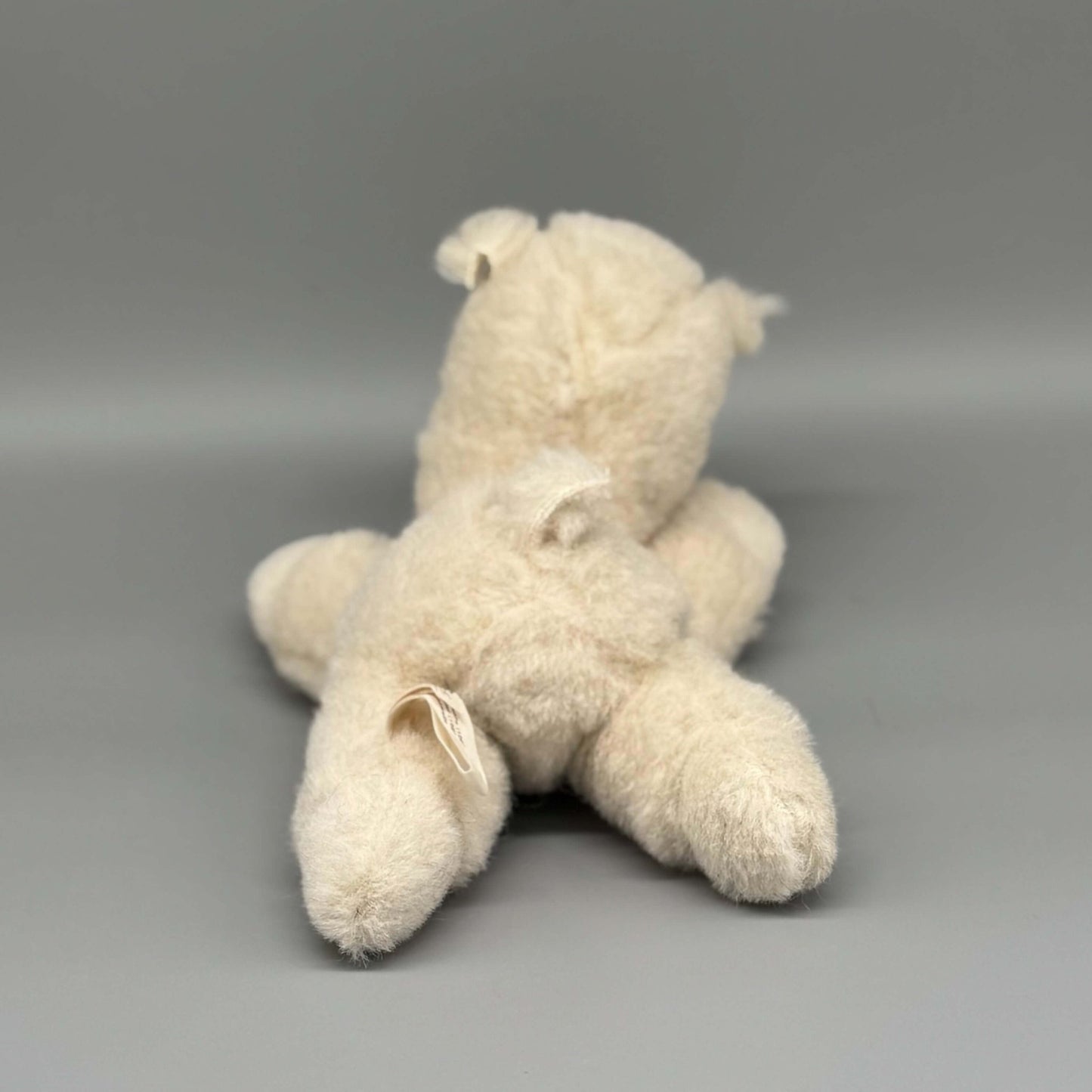 Sitzendes Alpaka Kuscheltier für Babys – Naturprodukt aus Alpakaflor