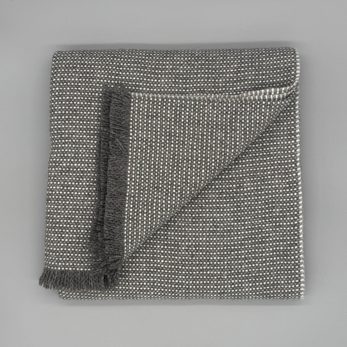 Sofadecke Baby Alpaka Wolle 130 x 180 cm in Beige und Grau mit Fransen und modernem Design, ideal für jedes Wohnambiente.