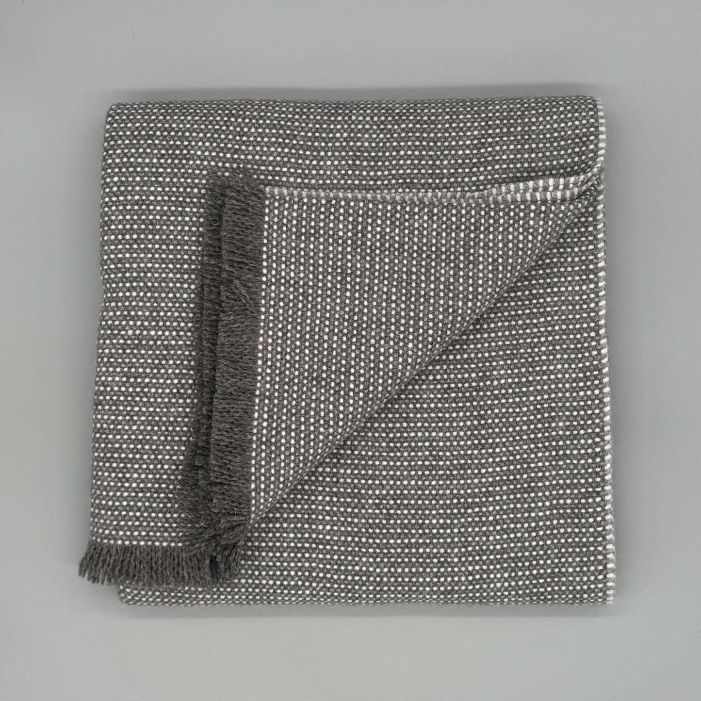 Sofadecke Baby Alpaka Wolle 130 x 180 cm in Beige und Grau mit Fransen und modernem Design, ideal für jedes Wohnambiente.