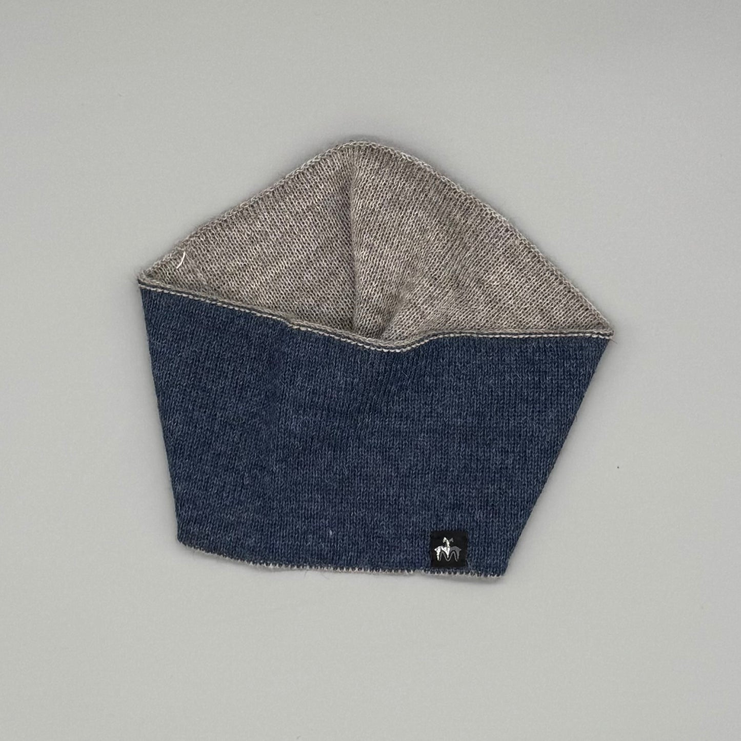 Alpaka Stirnband – 2-farbiges Wendestirnband aus 100% Babyalpaka Wolle in Blau und Beige.