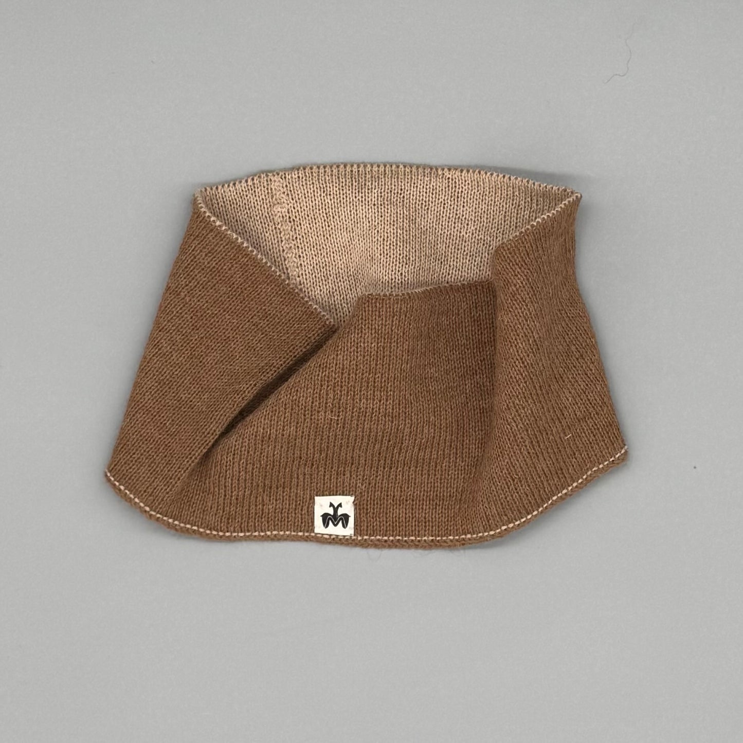 Alpaka Stirnband – 2-farbiges Wendestirnband aus 100% Babyalpaka Wolle in Braun.