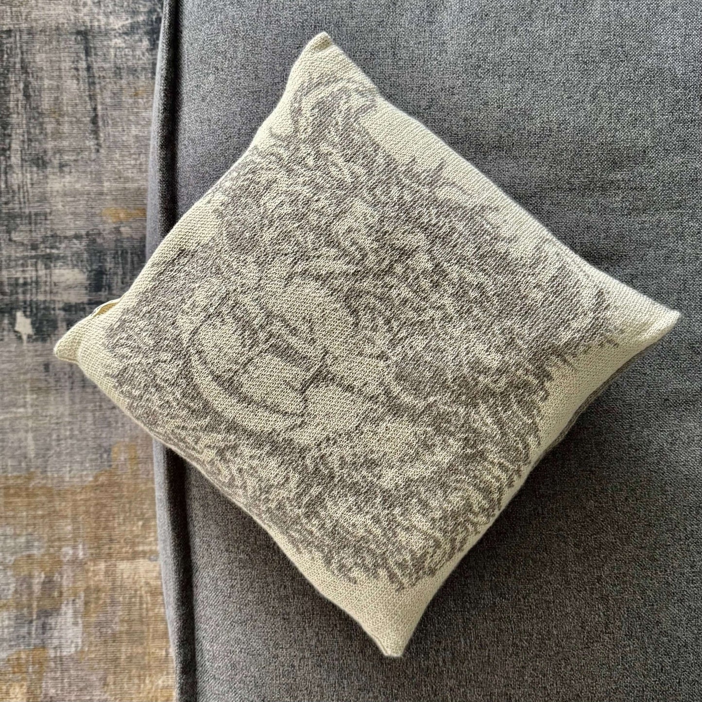 Weiches Alpaka Kissen in Grau auf Sofa
