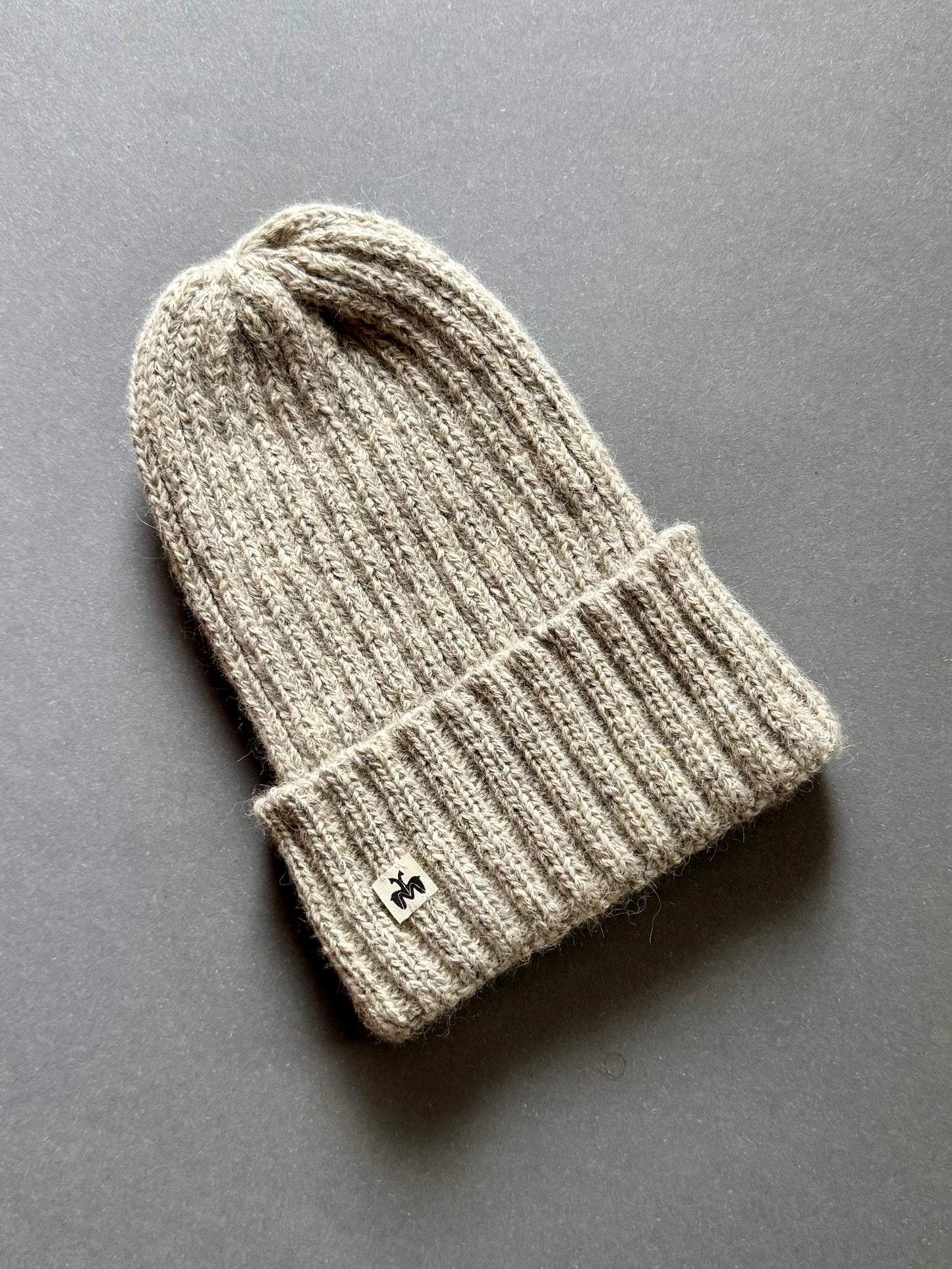 Handgestrickte Mütze aus 100% Baby-Alpakawolle – Unisex Beanie in Grau