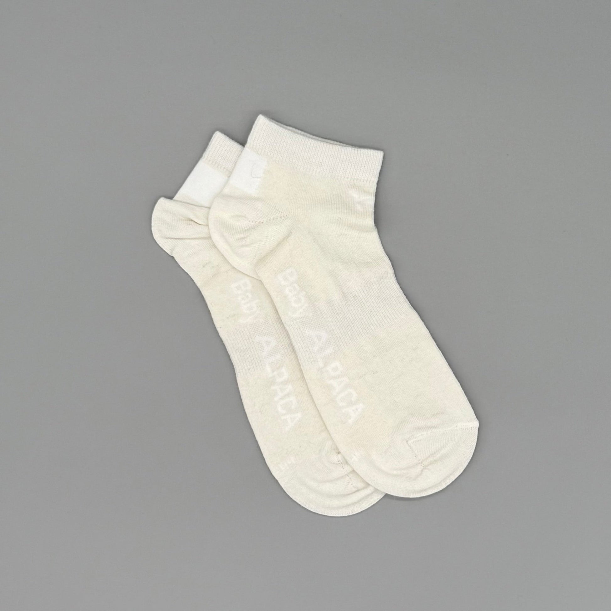 Sneaker Alpakasocken aus 70% Baby Alpakawolle in Weiß, angenehm für Frühling und Sommer.