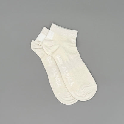 Sneaker Alpakasocken aus 70% Baby Alpakawolle in Weiß, angenehm für Frühling und Sommer.