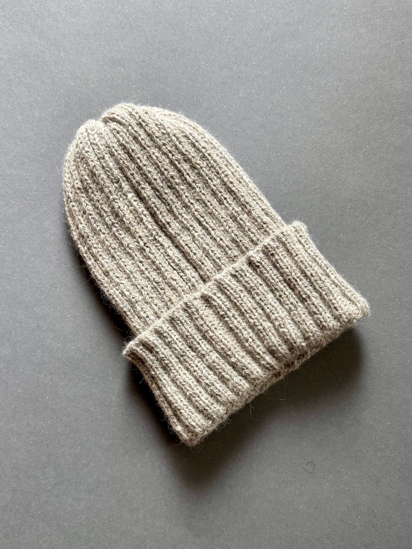 Handgestrickte Mütze aus 100% Baby-Alpakawolle – Unisex Beanie in Grau