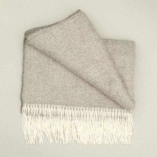 Alpaka Wohndecke aus 100% Baby-Alpakawolle mit Diamantmuster in Grau und Blau, fransig, 135x185 cm