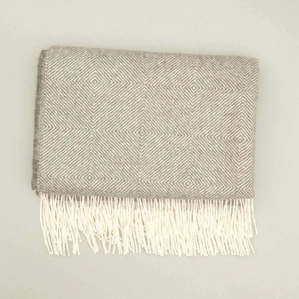 Stilvolle Alpaka Couchdecke, 100% Babyalpakawolle, weich und hypoallergen, 135x185 cm
