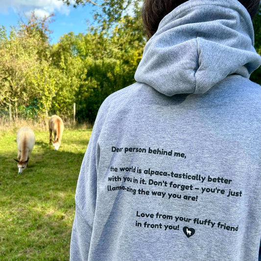 Unisex Alpaka Hoodie mit inspirierendem Spruch "Dear Person behind me (...)" – Schöne Botschaft & Unterstütze Mental Health Initiative