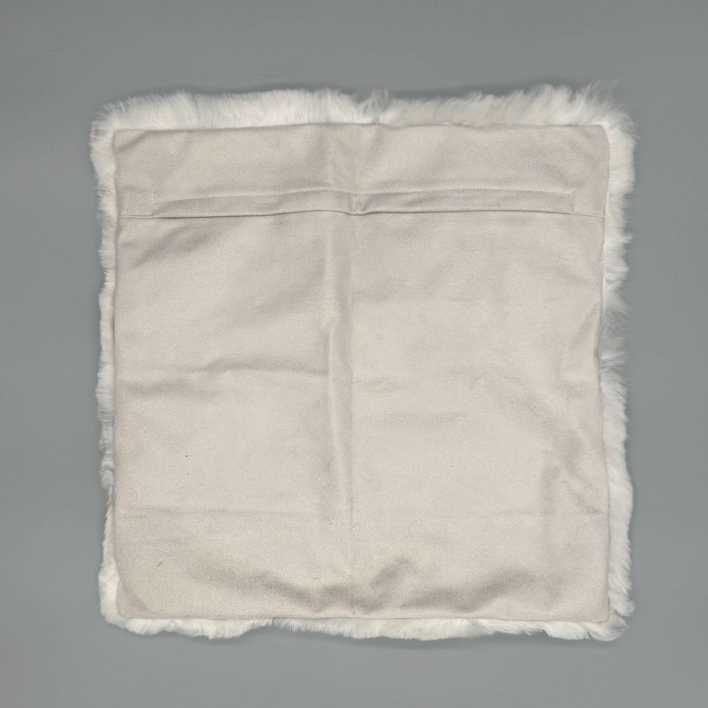 Alpaka Kissen 40x40 cm mit weichem Babyalpakafell und Wildleder-Rückseite in neutralem Farbton.