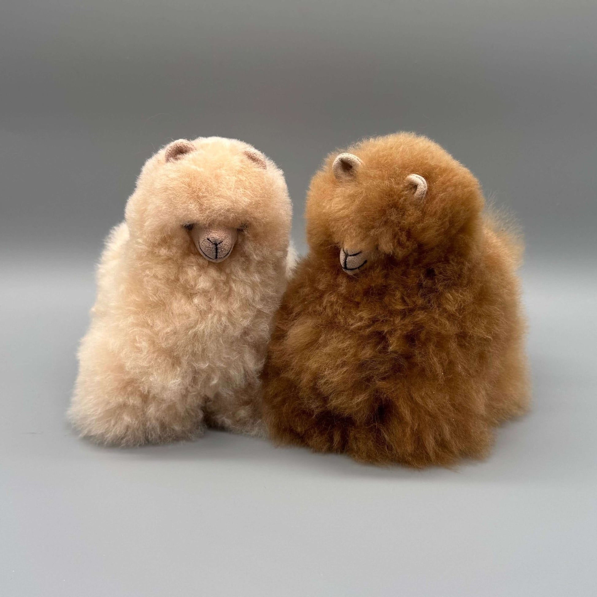 Flauschiges Alpaka Plüschtier aus hochwertiger Alpakawolle, ideal für Kuschelfreunde und Sammler