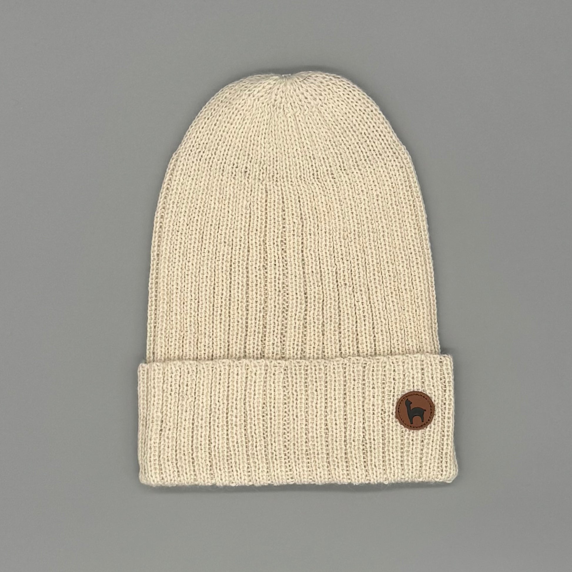 Weiche Beanie aus Baby-Alpakawolle in Cremefarbe, perfect fit for all head shapes, cozy and versatile for all seasons.