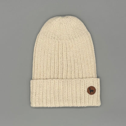 Weiche Beanie aus Baby-Alpakawolle in Cremefarbe, perfect fit for all head shapes, cozy and versatile for all seasons.